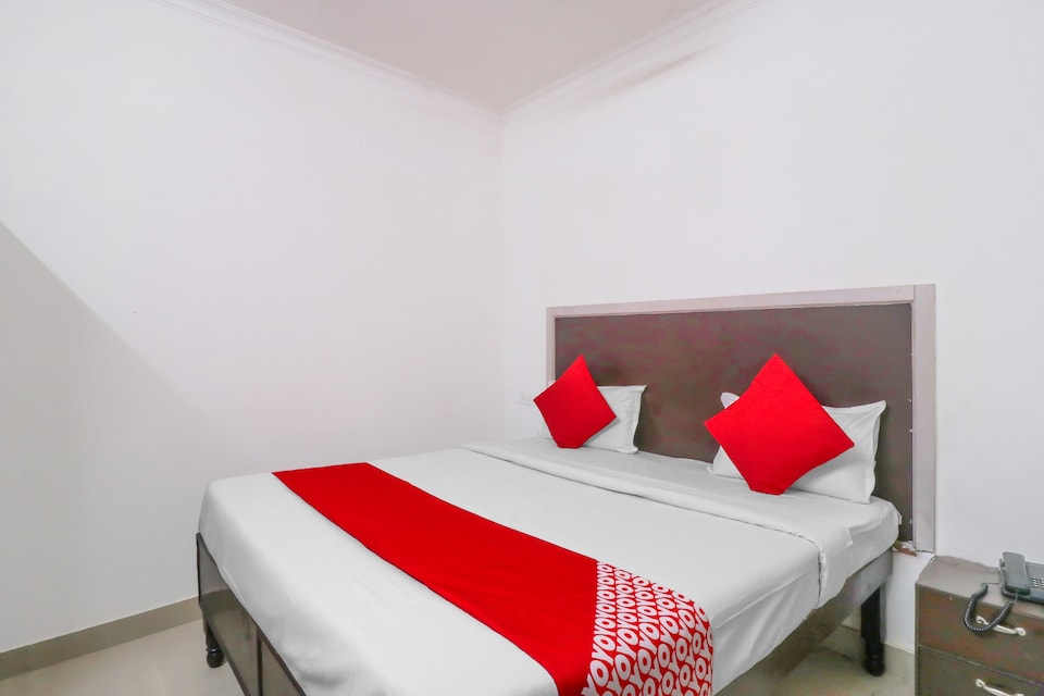 OYO 76541 Krishna Yash Guest House , Noida Expressway SEZ, Noida