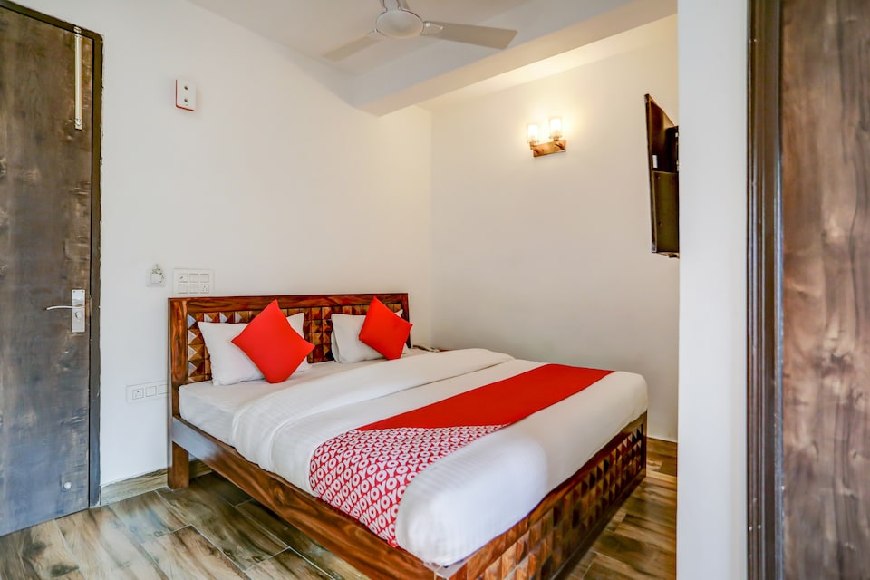 OYO Blu Lagoon Near Select Citywalk Mall, Saket Delhi, Delhi