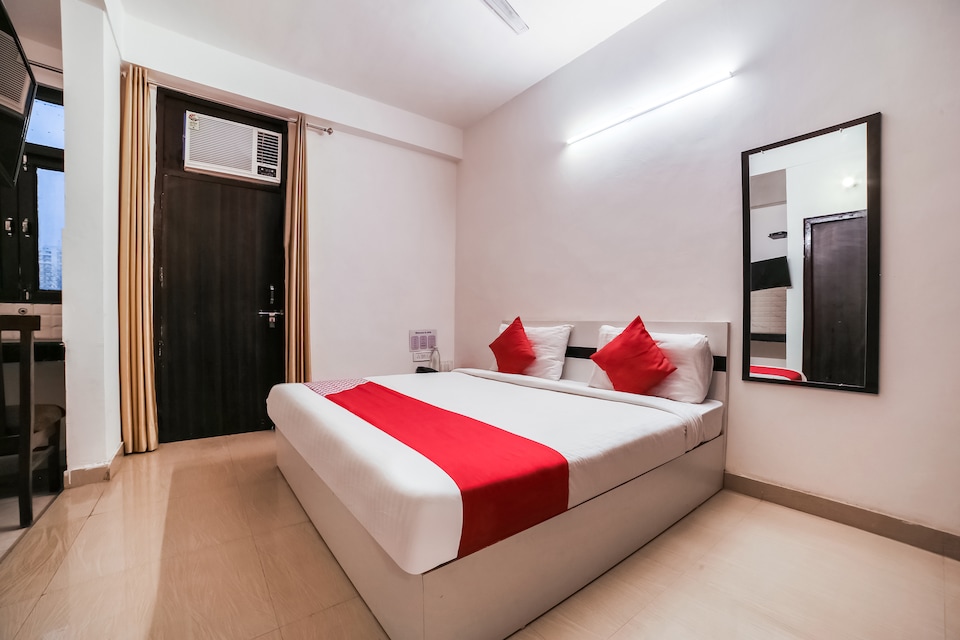 Collection O 76627 Noida Room, Noida City, Noida