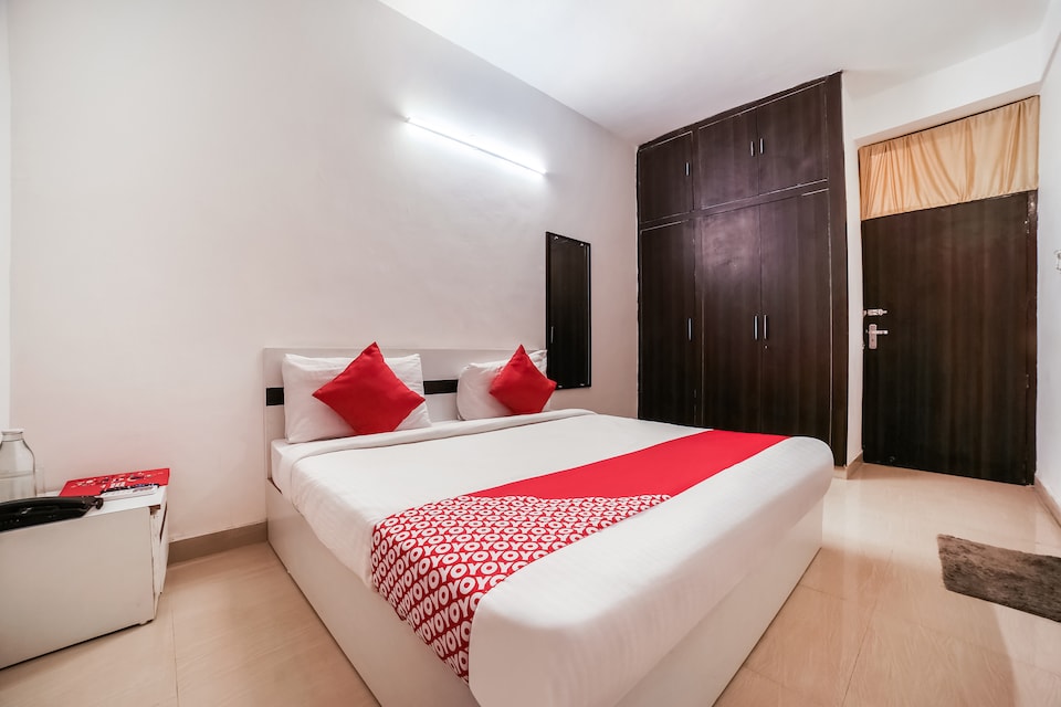 Collection O 76627 Noida Room, Noida City, Noida