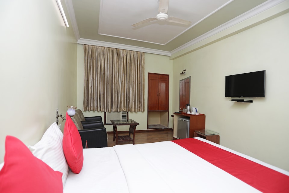 OYO 6449 Hotel Satlaj, Station Road - Raipur, Raipur
