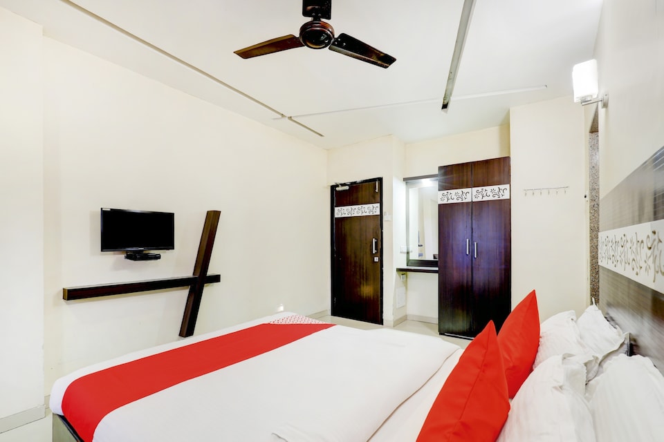 OYO 76741 Hotel Skylawn, Surat Railway Station, Surat