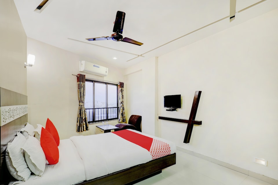 OYO 76741 Hotel Skylawn, Surat Railway Station, Surat