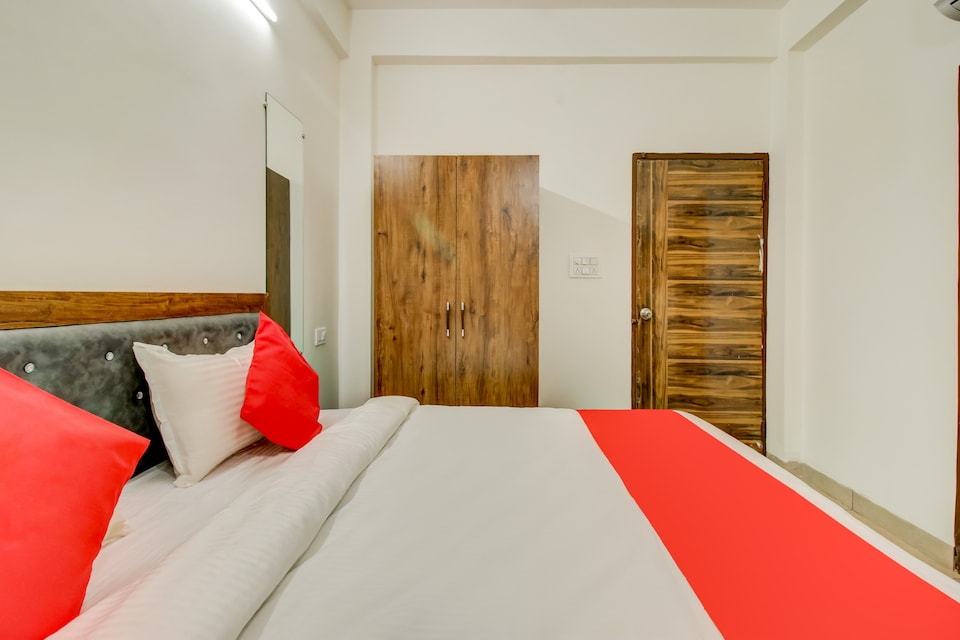 live under bho885, Kolar Road, Bhopal