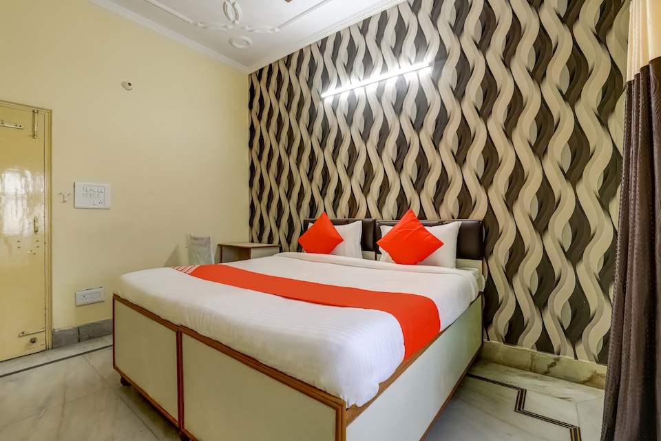 OYO The Great In Near Dwarka Mor Metro Station, Dwarka Delhi, Delhi