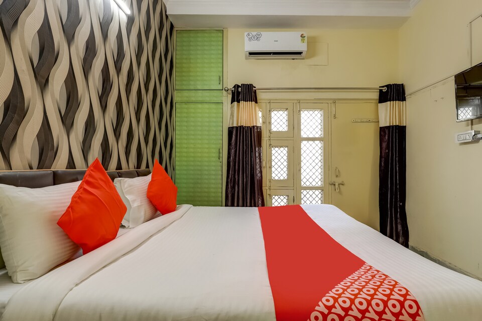 OYO The Great In Near Dwarka Mor Metro Station, Dwarka Delhi, Delhi