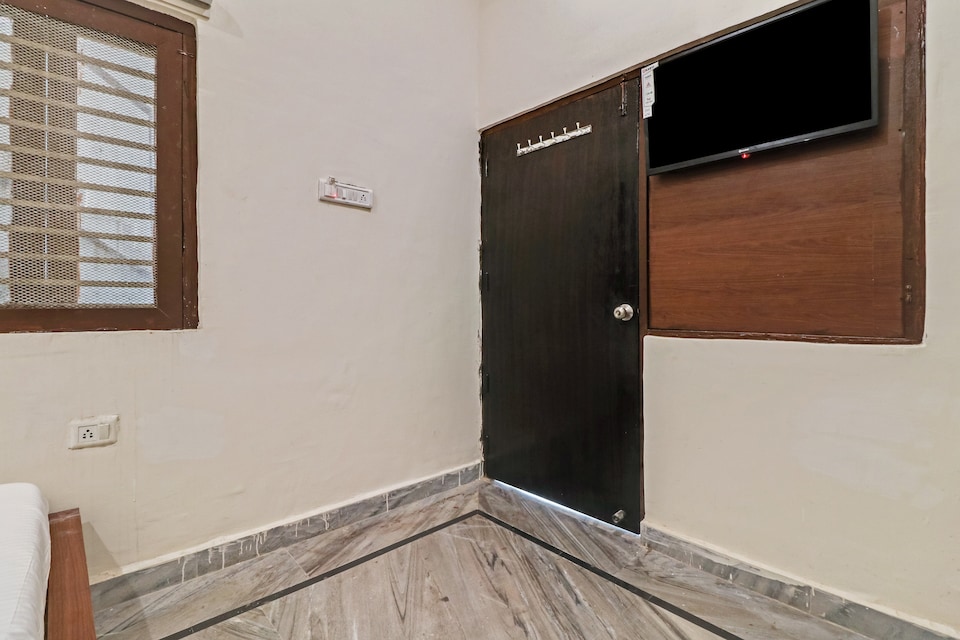 OYO 76798 Saroj Guest House , Station Road Mathura, Mathura