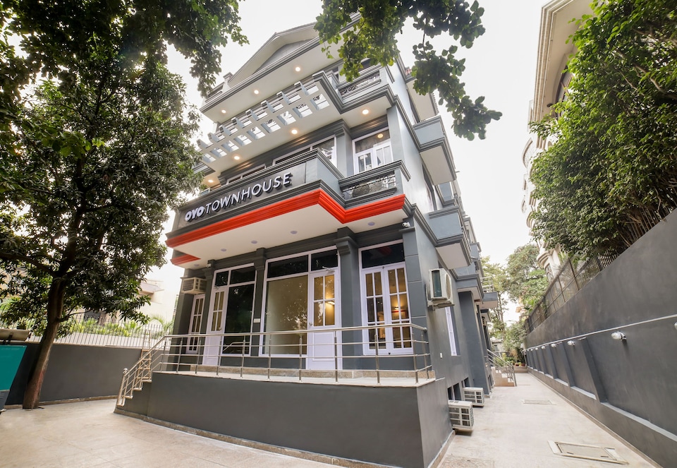 Townhouse 330 DLF Phase-2 Near Leisure Valley Park, Cyber City, Gurgaon