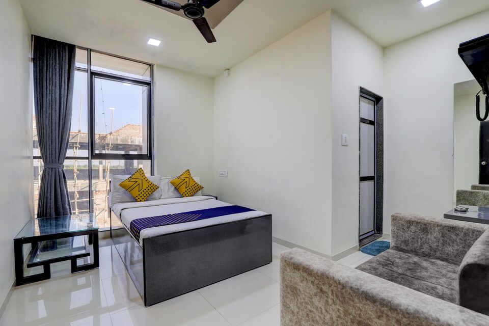 SPOT ON 76858 Hotel Grand Shivay, Gnaesh Chokdi, Anand