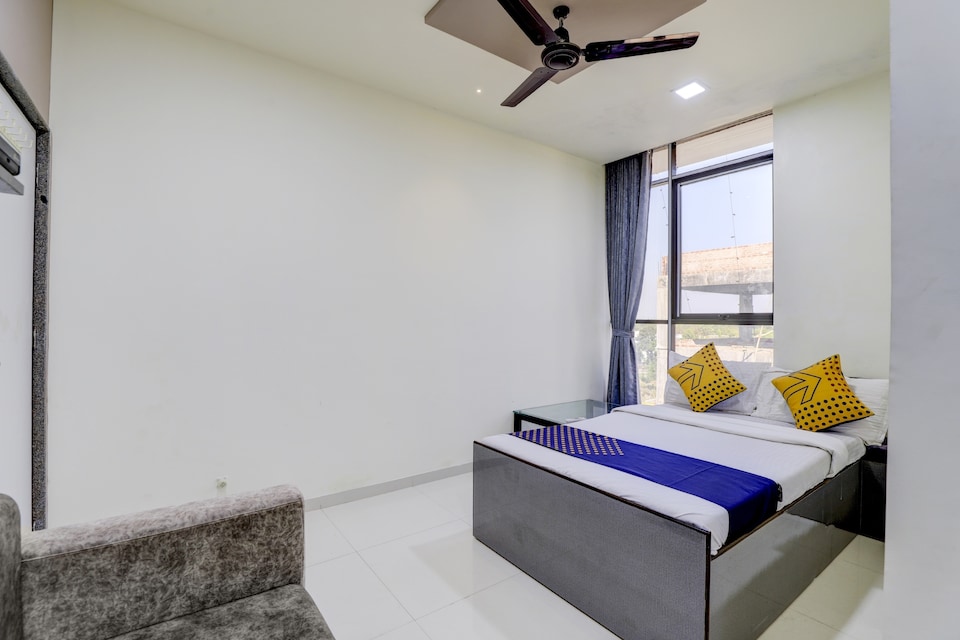 SPOT ON 76858 Hotel Grand Shivay, Gnaesh Chokdi, Anand