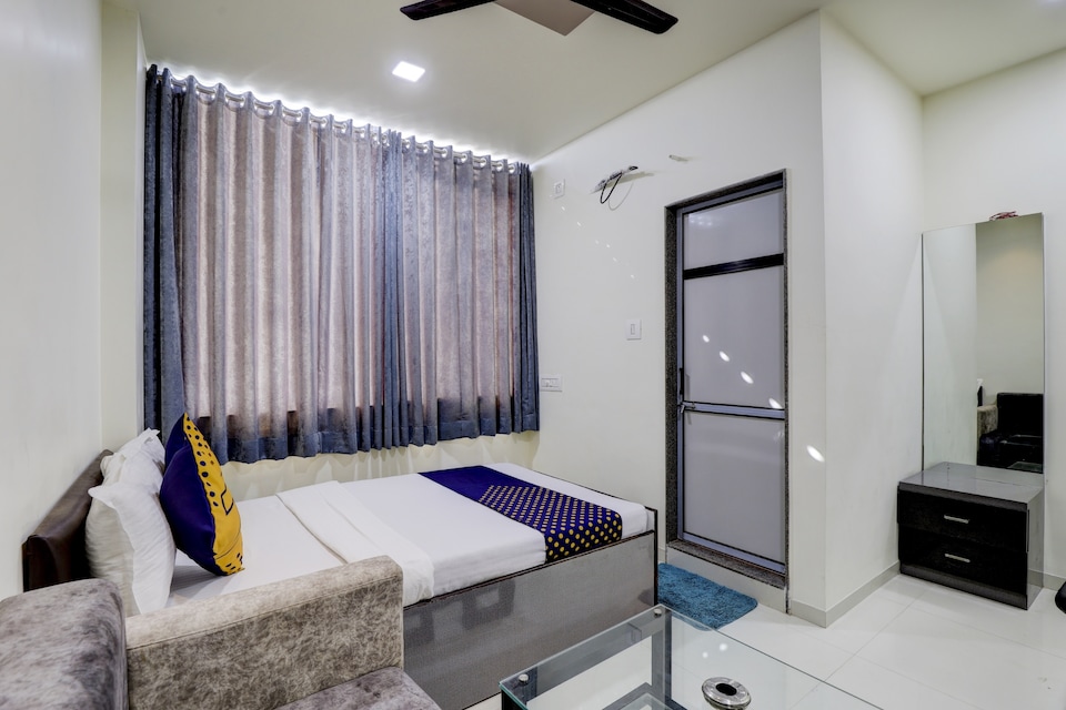 SPOT ON 76858 Hotel Grand Shivay, Gnaesh Chokdi, Anand