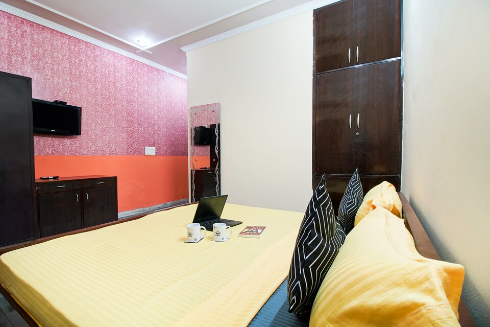 OYO Flagship 77045 New Sunshine Hotel, Golf Course Road, Gurgaon