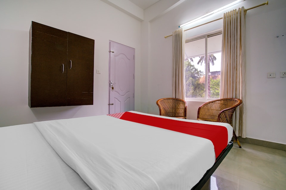 OYO Flgship 77102 White Castle Residency, Adimali Munnar, Munnar