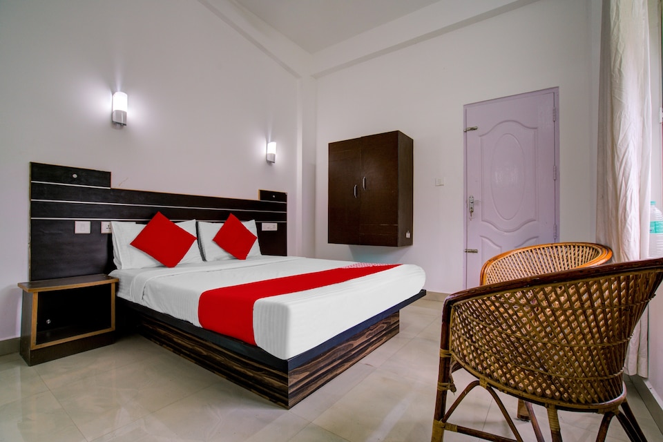 OYO Flgship 77102 White Castle Residency, Adimali Munnar, Munnar