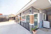 OYO 75383 Danthip Place