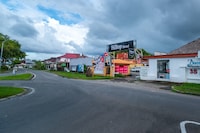 Super OYO 90147 Hilltop Hotel