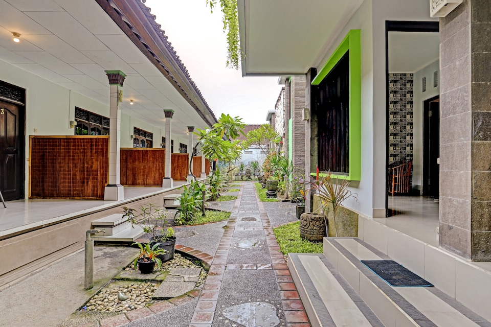 OYO 90155 Landuh Merta Residence, Legian, Bali