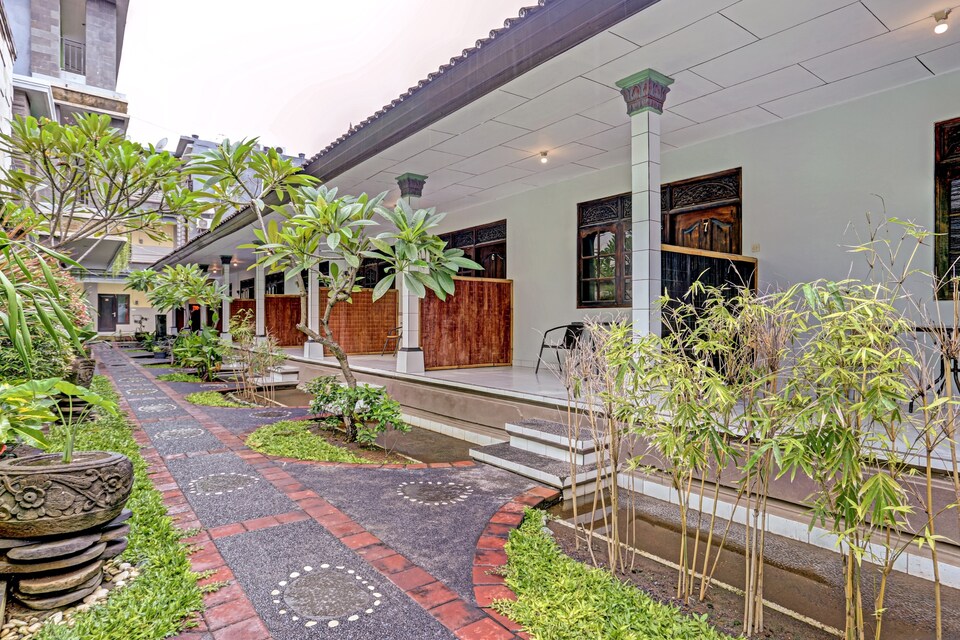 OYO 90155 Landuh Merta Residence, Legian, Bali