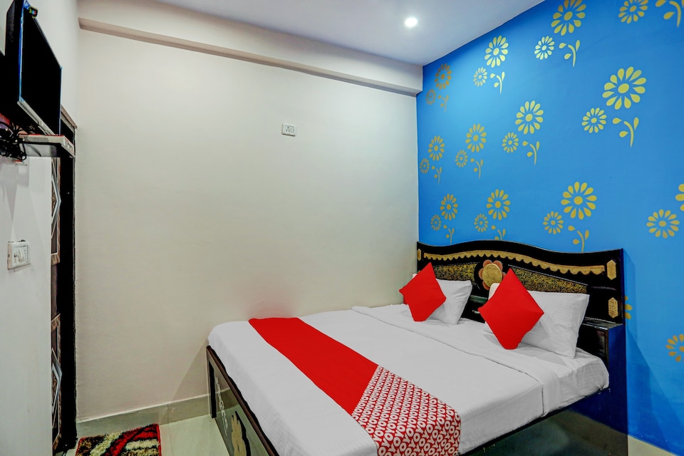 OYO Flagship Solanki Hotel And Restaurant, Noida Expressway SEZ, Noida