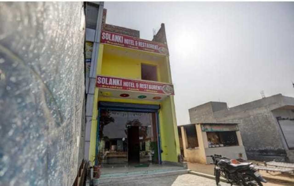 OYO Flagship Solanki Hotel And Restaurant, Noida Expressway SEZ, Noida