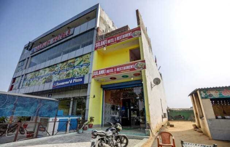 OYO Flagship Solanki Hotel And Restaurant, Noida Expressway SEZ, Noida