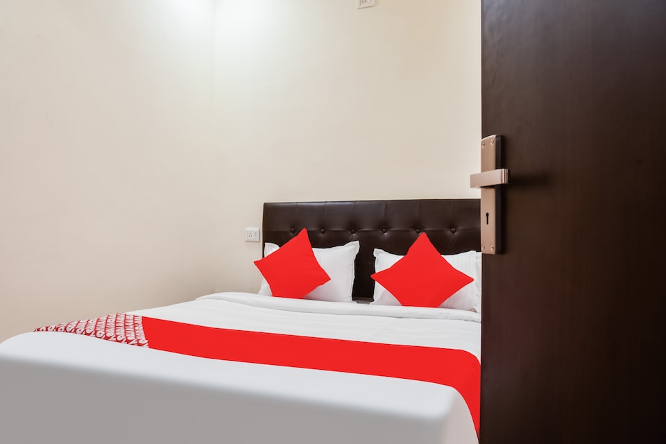 OYO 77281 Hotel Blue Irish, Ayudha Bypass, Bhopal