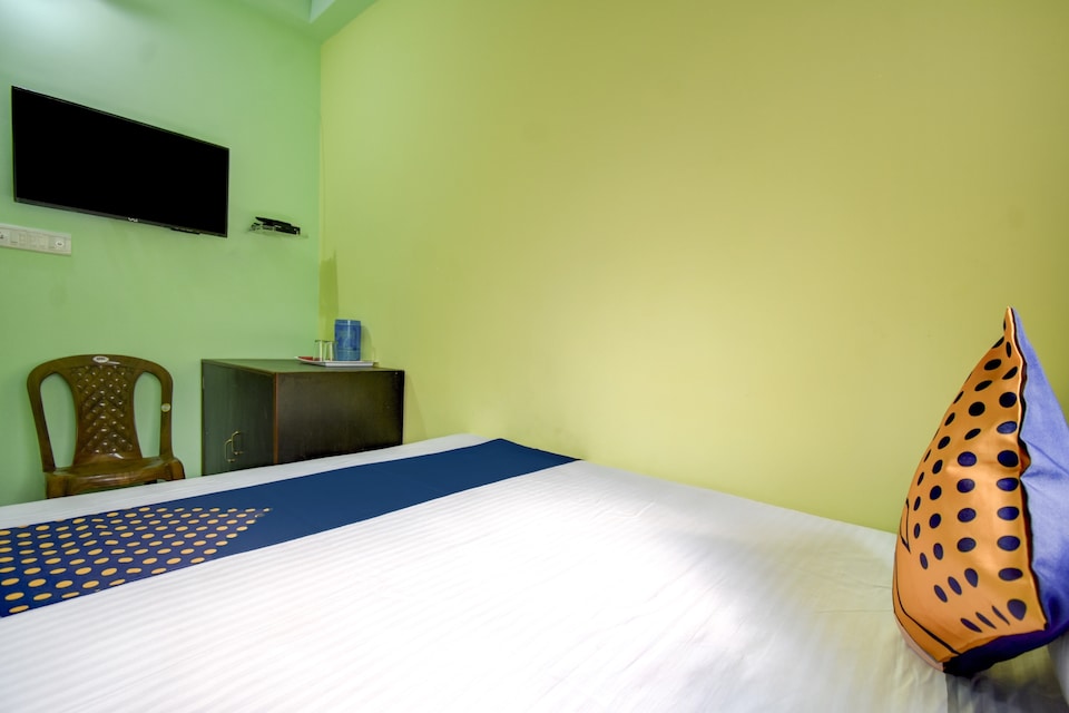 SPOT ON Swapna Guest House Near Birla Mandir, Park Circus Kolkata, Kolkata