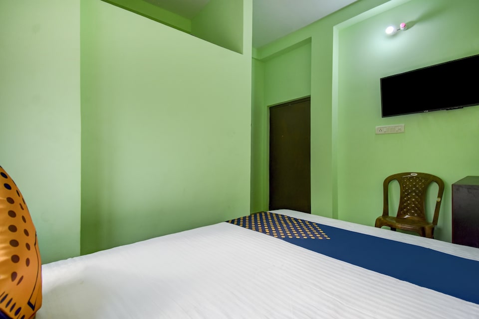 SPOT ON Swapna Guest House Near Birla Mandir, Park Circus Kolkata, Kolkata