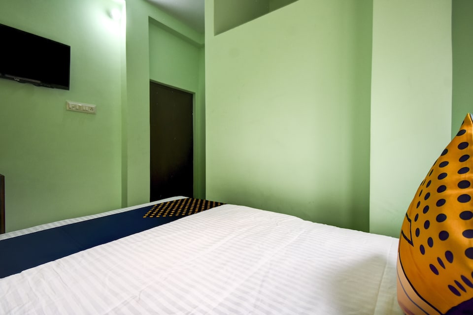 SPOT ON Swapna Guest House Near Birla Mandir, Park Circus Kolkata, Kolkata