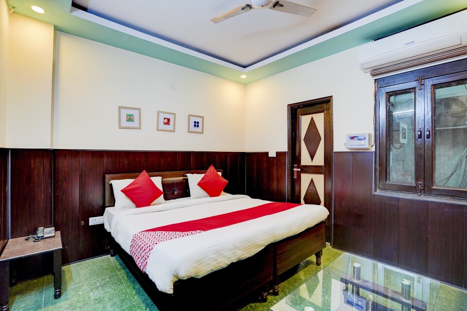 OYO 77406 Golden Divine  Inn, Noida Industrial Area Mamura, Noida