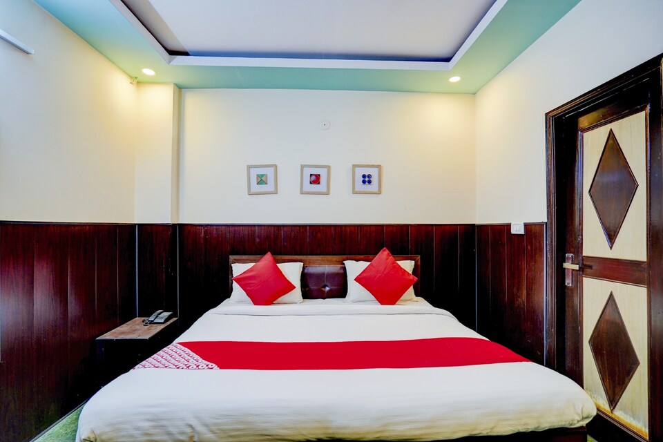 OYO 77406 Golden Divine  Inn, Noida Industrial Area Mamura, Noida