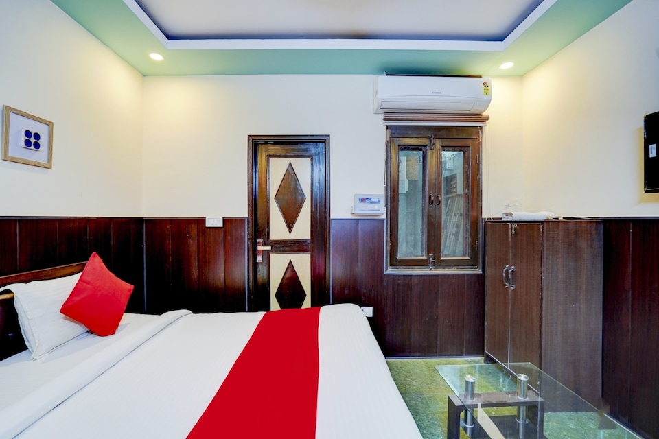 OYO 77406 Golden Divine  Inn, Noida Industrial Area Mamura, Noida