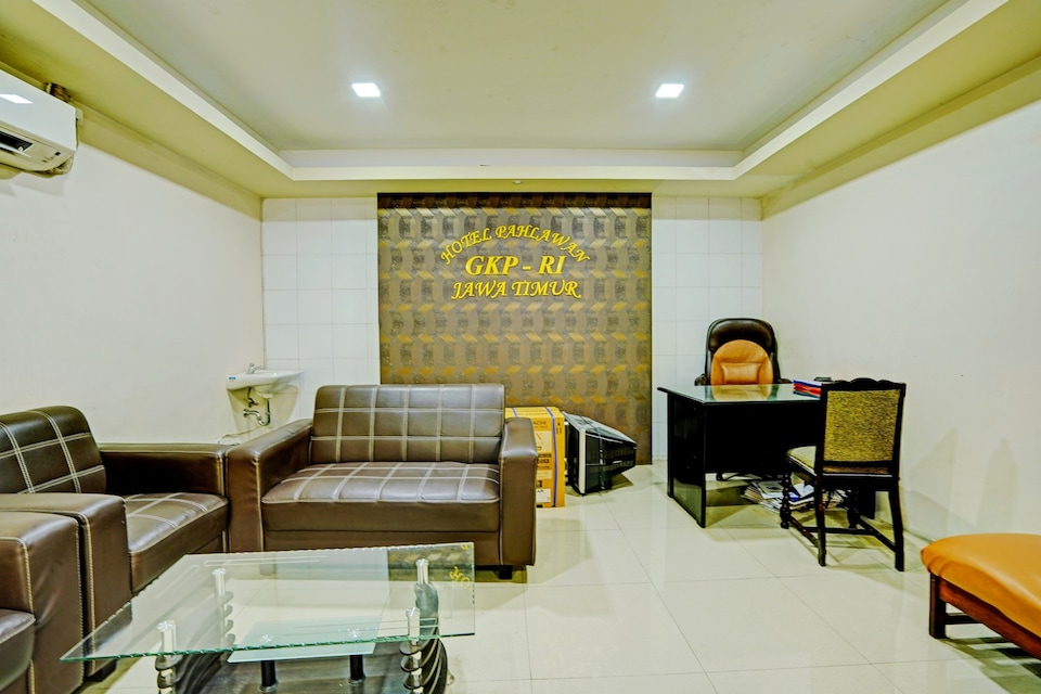 OYO 90177 Hotel Pahlawan, Genteng, Surabaya