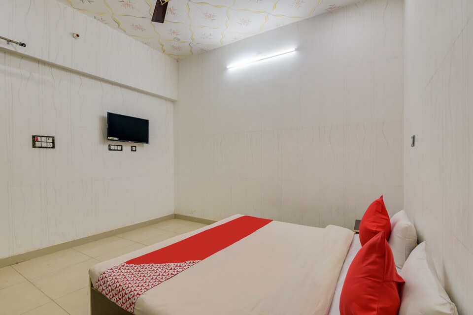 OYO ALD222 Rajaram Singh Blessing Garden And Hotel, Jhusi, Prayagraj