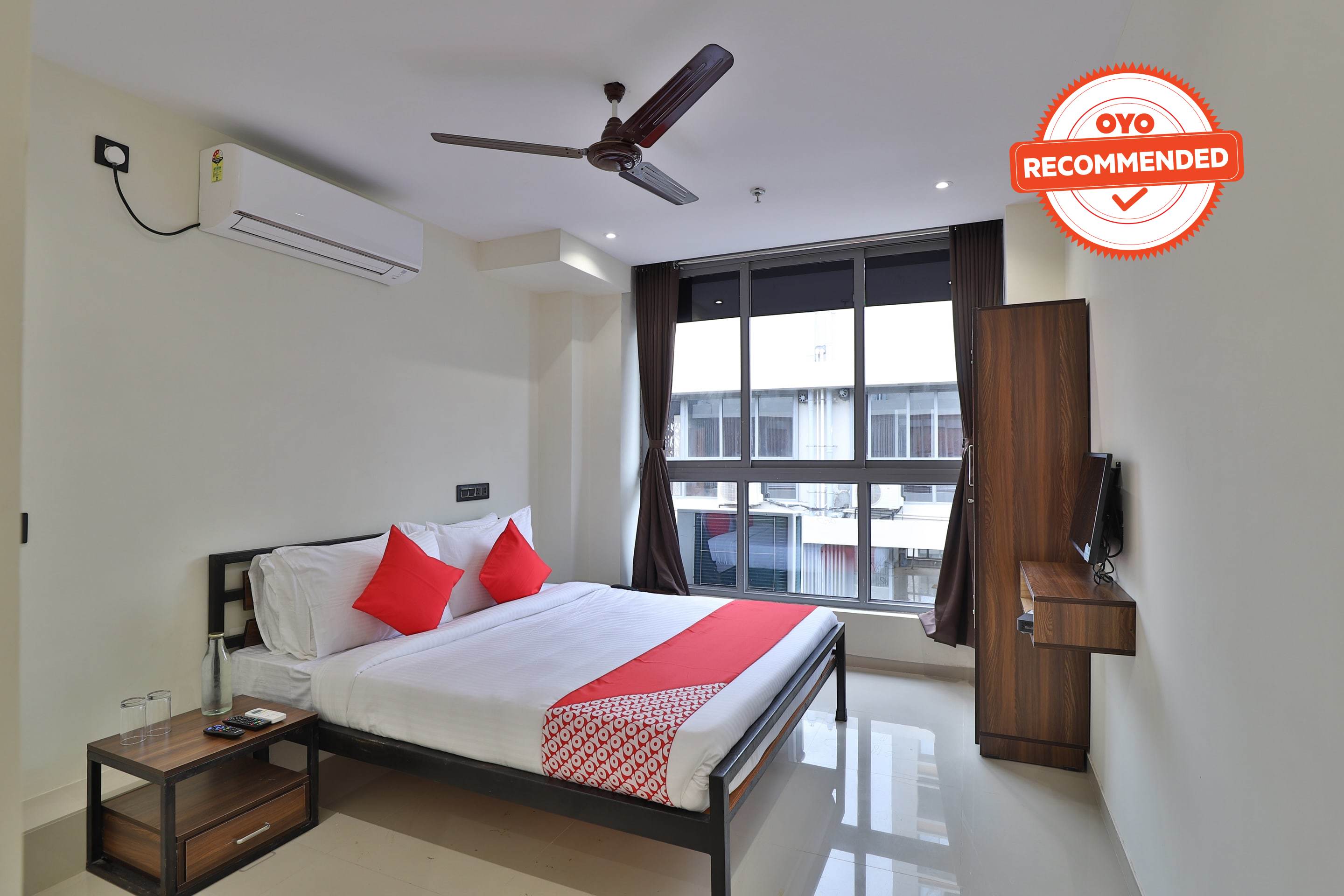 Oyo Flagship 77710 The Moon Light Hotel Flagship Surat Book 1613 - Oyo