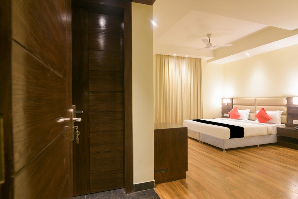 OYO 77736 Hotel Starlight, Kanpur City, Kanpur