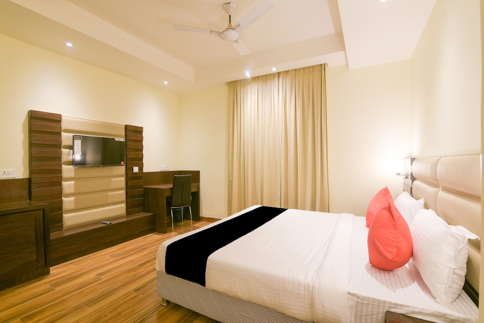 OYO 77736 Hotel Starlight, Kanpur City, Kanpur