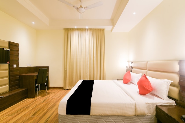 OYO 77736 Hotel Starlight