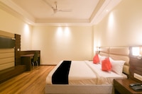 OYO 77736 Hotel Starlight