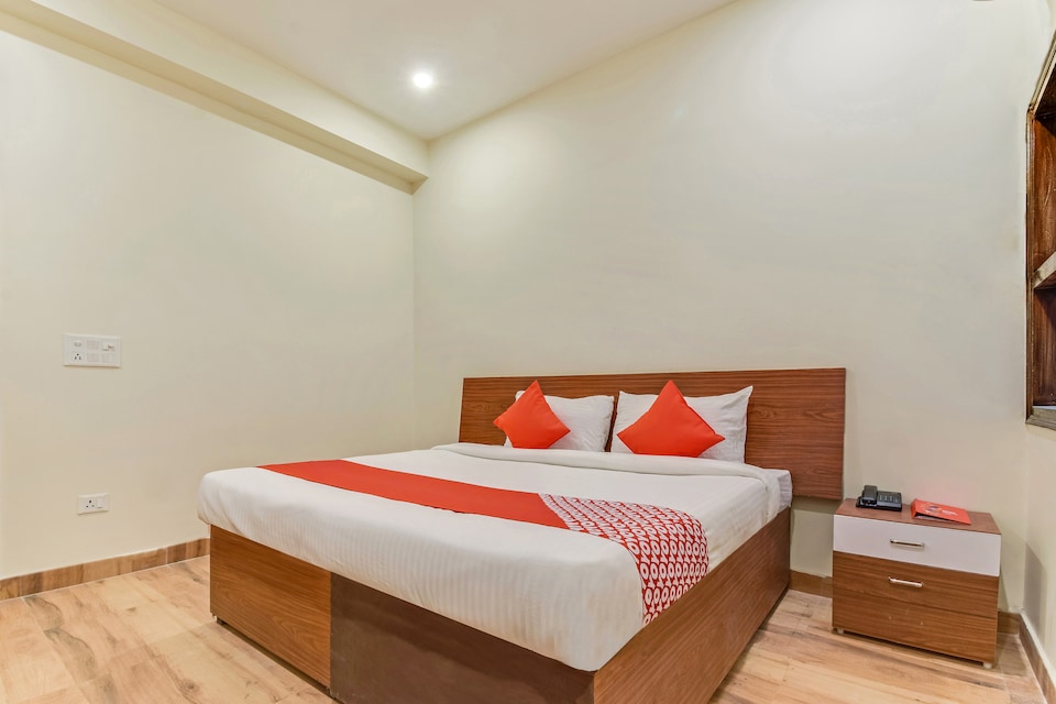 OYO Flagship 77760 Krishna Living, Noida City, Noida