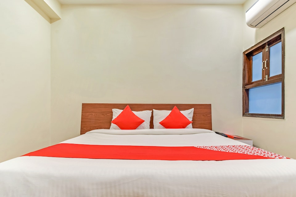 OYO Flagship 77760 Krishna Living, Noida City, Noida