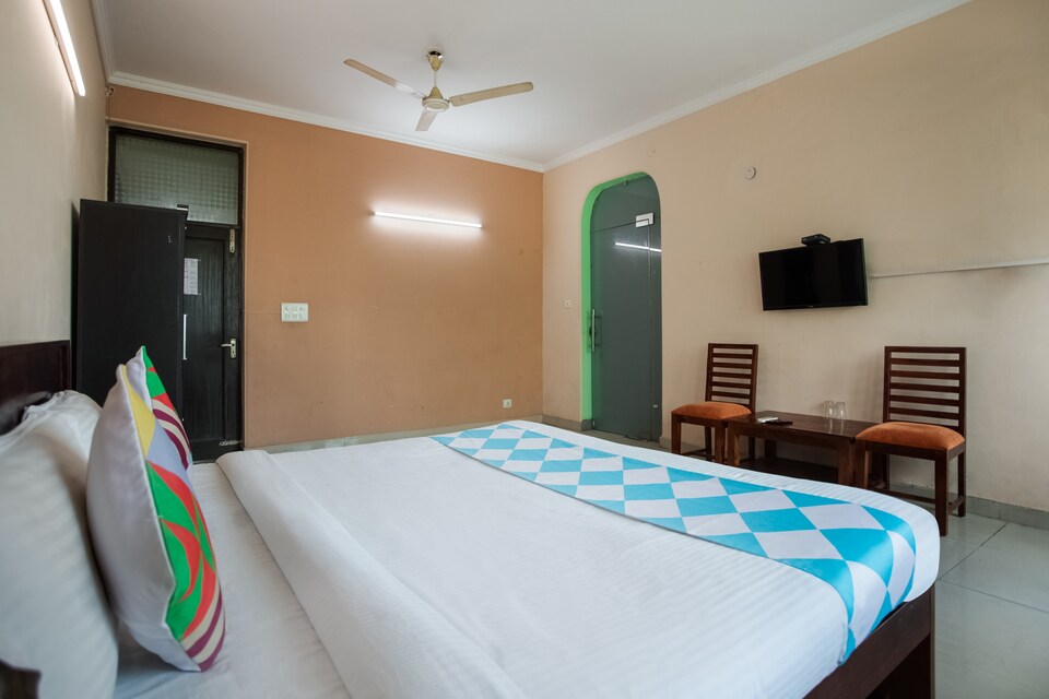 OYO 77812 Decent Stay Punjabi Bagh, Pitampura - Rohini Delhi, Delhi