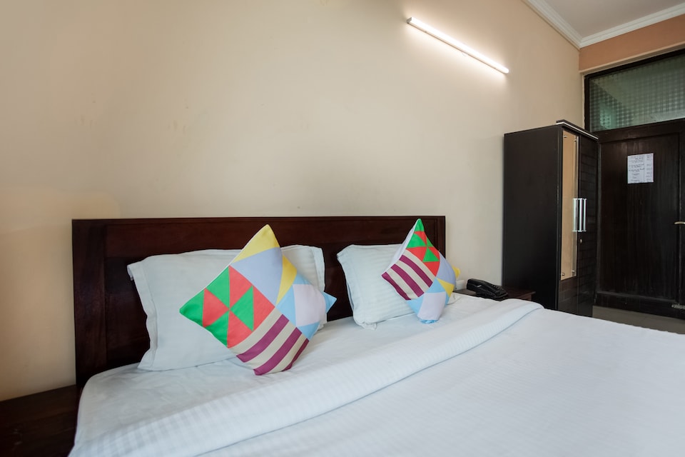 OYO 77812 Decent Stay Punjabi Bagh, Pitampura - Rohini Delhi, Delhi