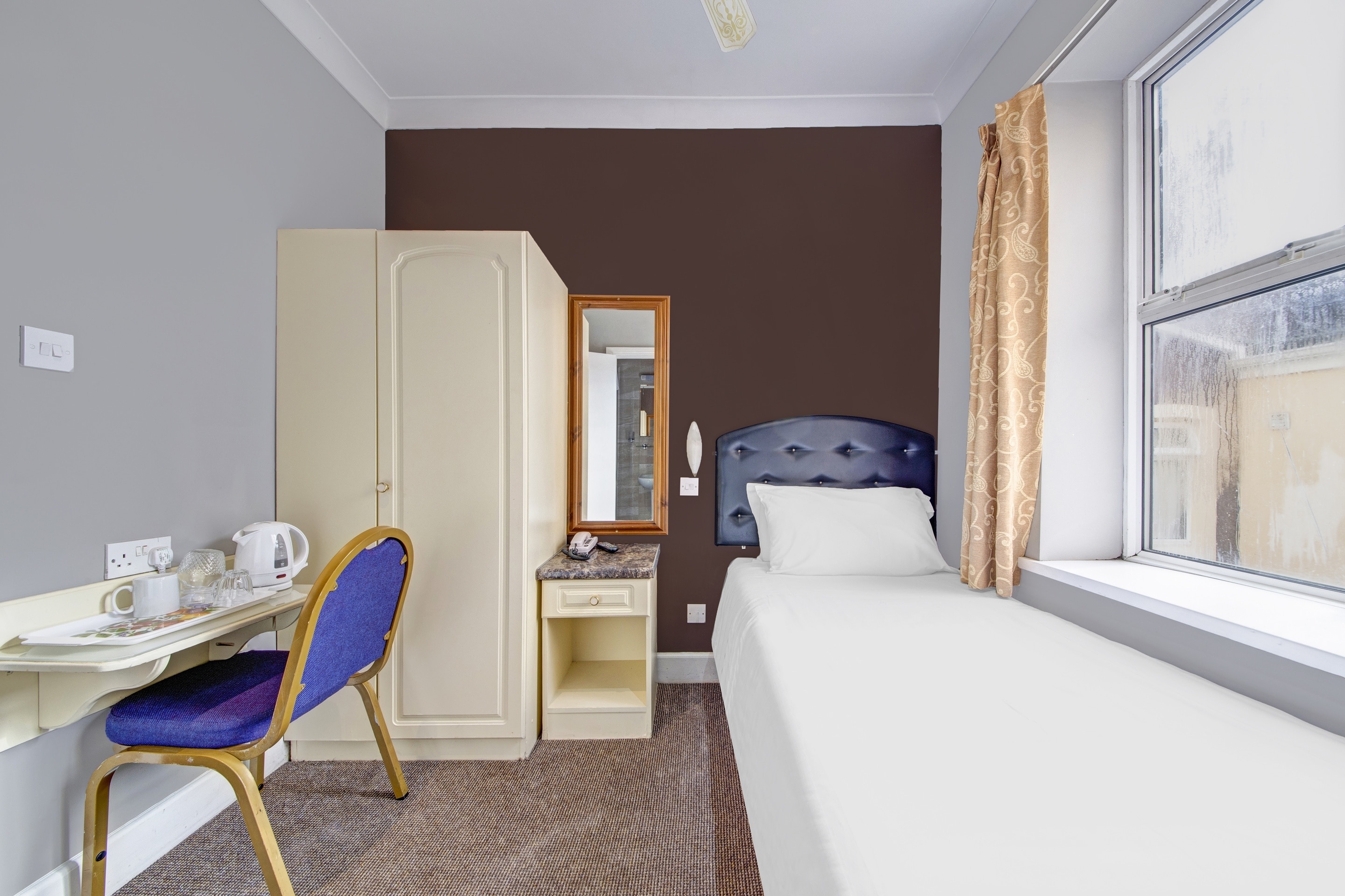 OYO Bostons Manor Hotel, OYO Hotels Hanwell, Book £63 OYO