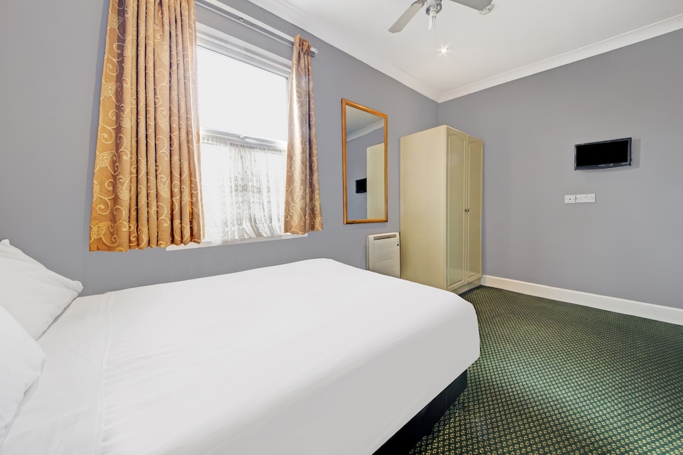 OYO Bostons Manor Hotel, Hanwell London, W7, Hanwell