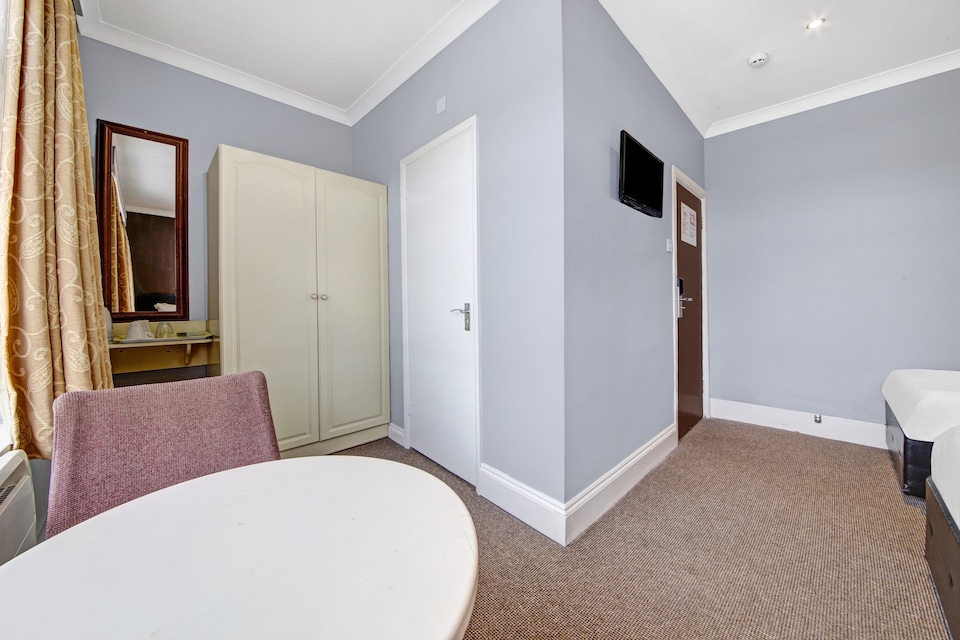 OYO Bostons Manor Hotel, Hanwell London, W7, Hanwell