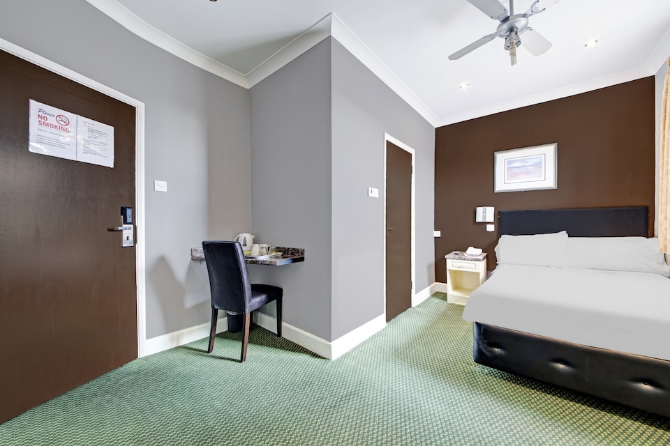 OYO Bostons Manor Hotel, Hanwell London, W7, Hanwell