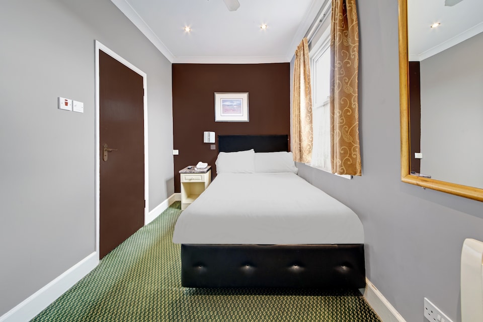 OYO Bostons Manor Hotel, Hanwell London, W7, Hanwell