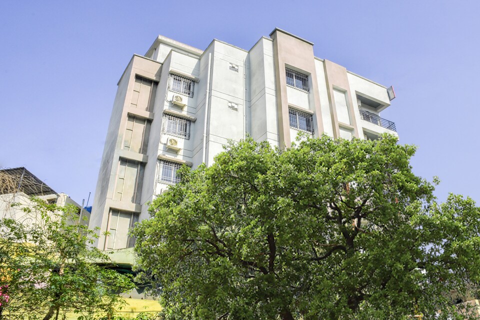 Capital O 77924 HOTEL CONVIVIAL QUEEN, Station Road - Raipur, Raipur