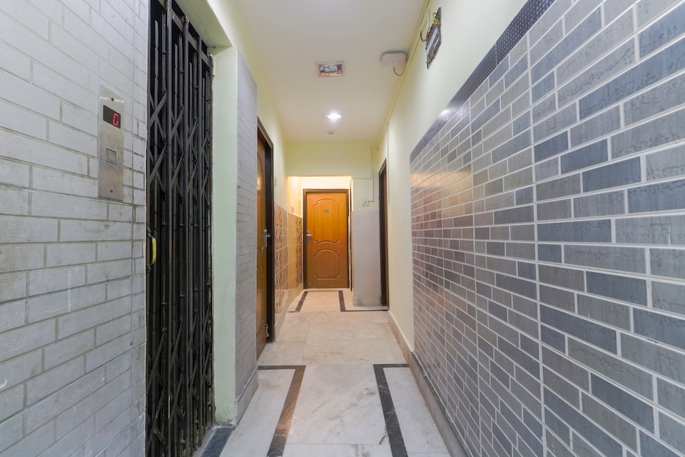 Hotel O Home Cozy Studio Collage Square Hotel Maya International Near St. Thomas's Church, Sealdah Kolkata, Kolkata